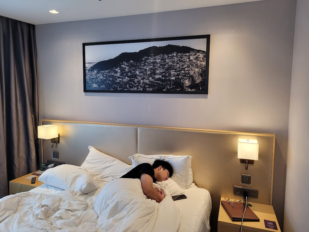 월요병의 피곤함으로 침대에서 자고 있는 모습