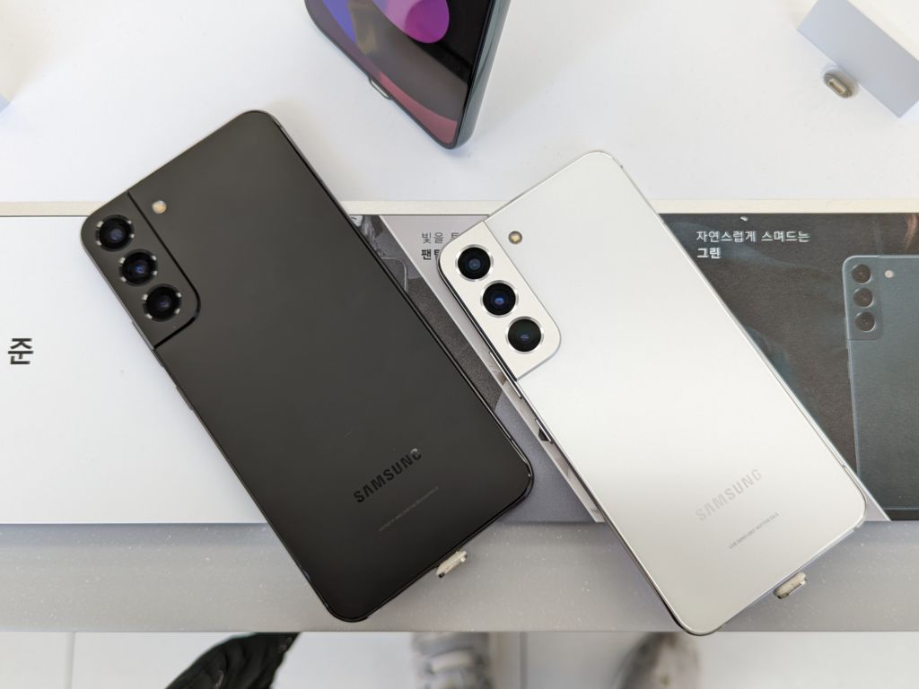 삼성 갤럭시 S22 블랙, 화이트 색상