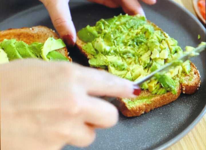 식빵에-올려진-아보카도
