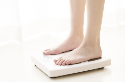 몸무게를 재는 사람