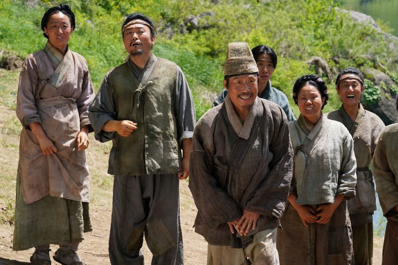 강원도 영월의 광천골 사람들이 유배오는 단종을 맞이하기 위해 서있는 모습