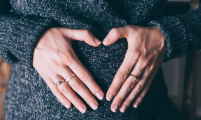 배를 만지는 여성