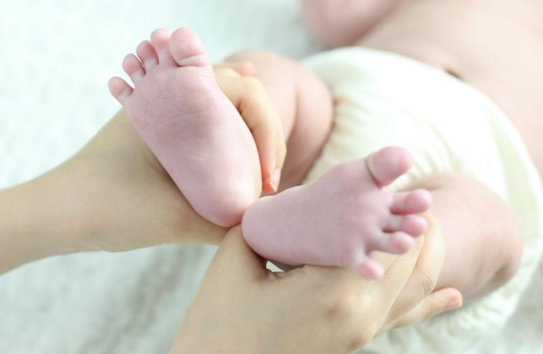 신생아의 양 발바닥이 보인다.