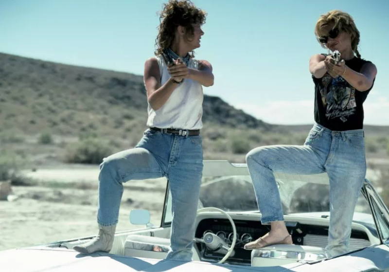 델마와 루이스가 차 위에서 총을 겨누는 장면