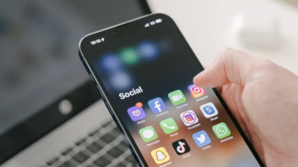 모바일에서 인스타그램 들어가는 장면