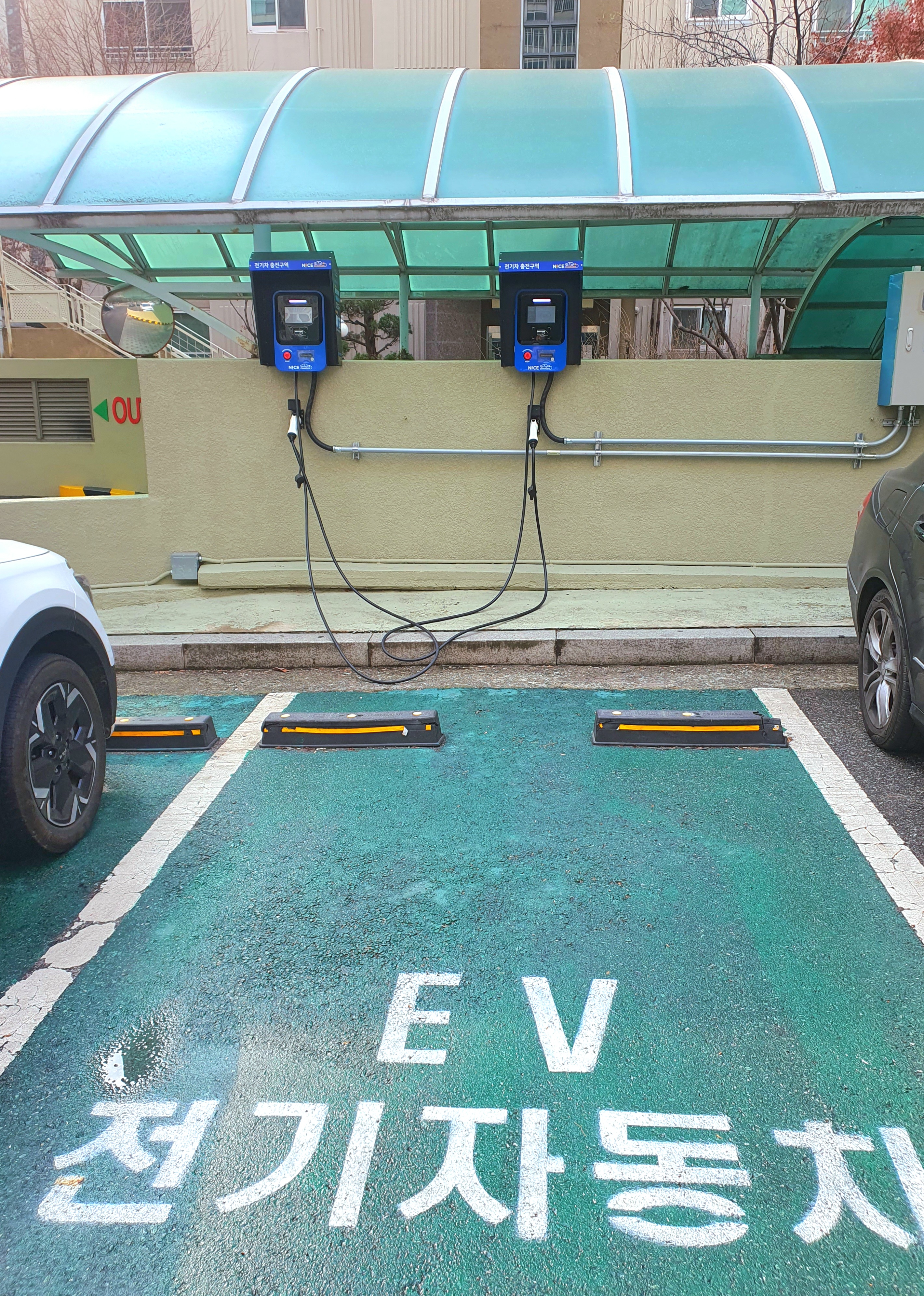 전기차-충전기가-설치되어-있습니다.