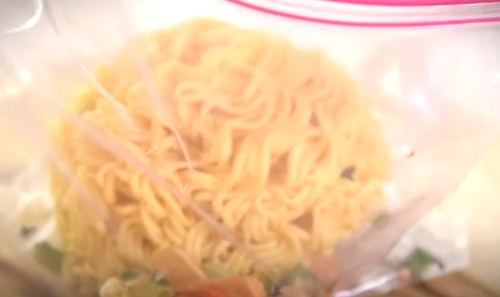 라면 봉지에 넣고