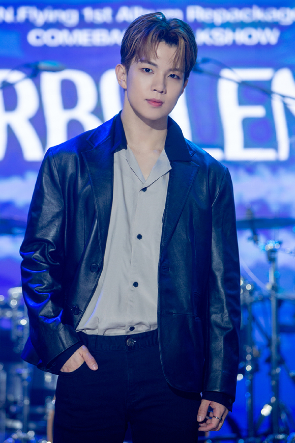 그룹 엔플라잉(N.Flying) 유회승이 6일 온라인으로 진행된 정규 1집 리패키지 앨범 'TURBULENCE' 발매 기념 컴백 토크쇼에 참석해 포즈를 취하고 있다. [사진=FNC엔터테인먼트]