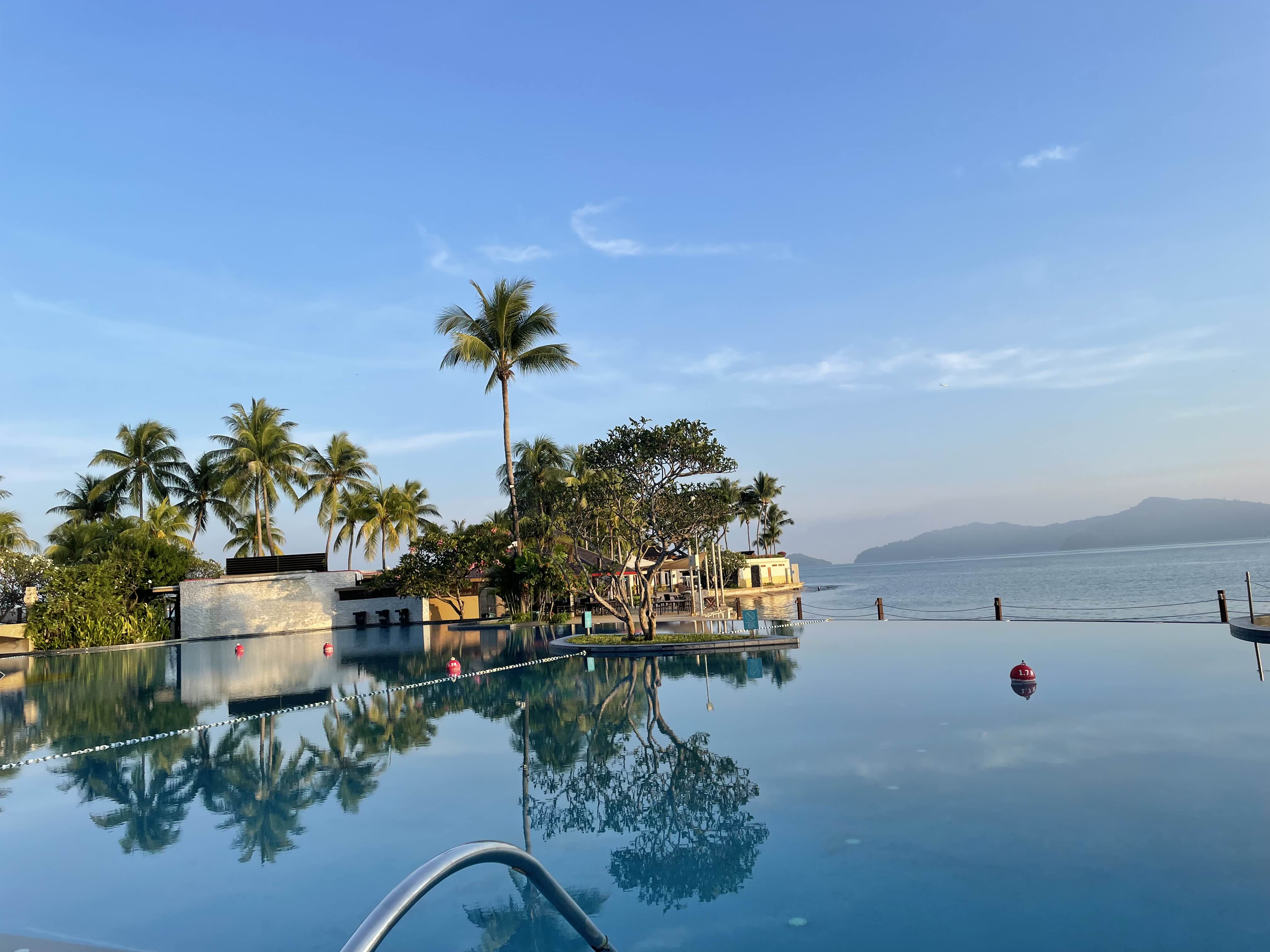 샹그릴라 탄중아루 수영장 전경- 인피니티풀