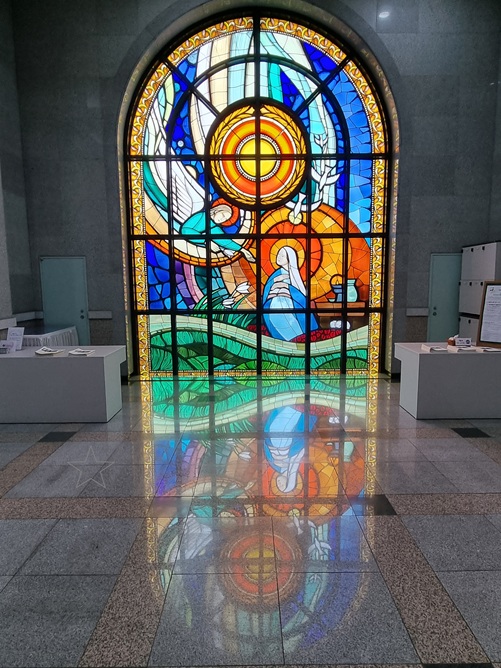 울산 복산성당 "성모영보" 스테인드글라스 사진입니다.