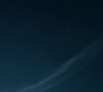 AI 데이터센터와 대형 변압기가 에너지 케이블로 연결된 미래 지향적인 야경 이미지입니다.