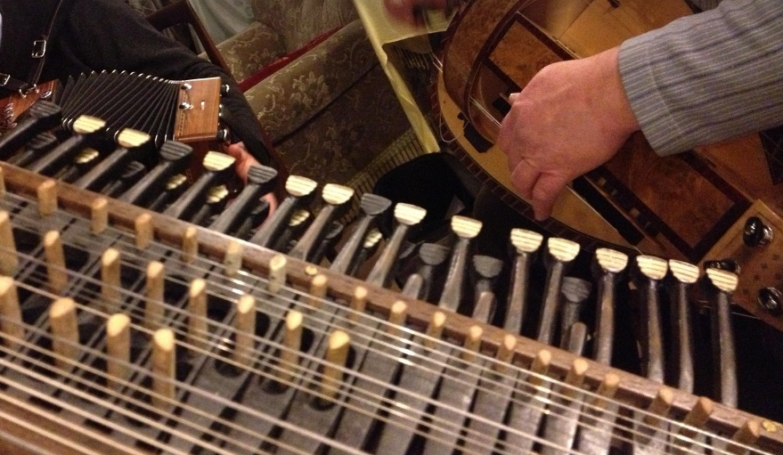 북유럽의 전통 현악기 니켈하르파