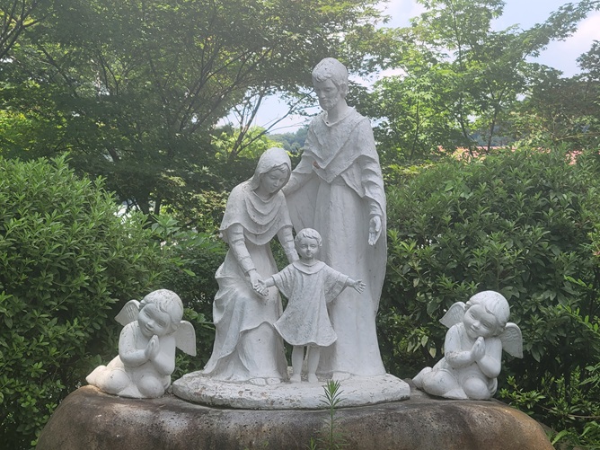 충청남도 공주 중동성당 안에 있는 성가정 상입니다.