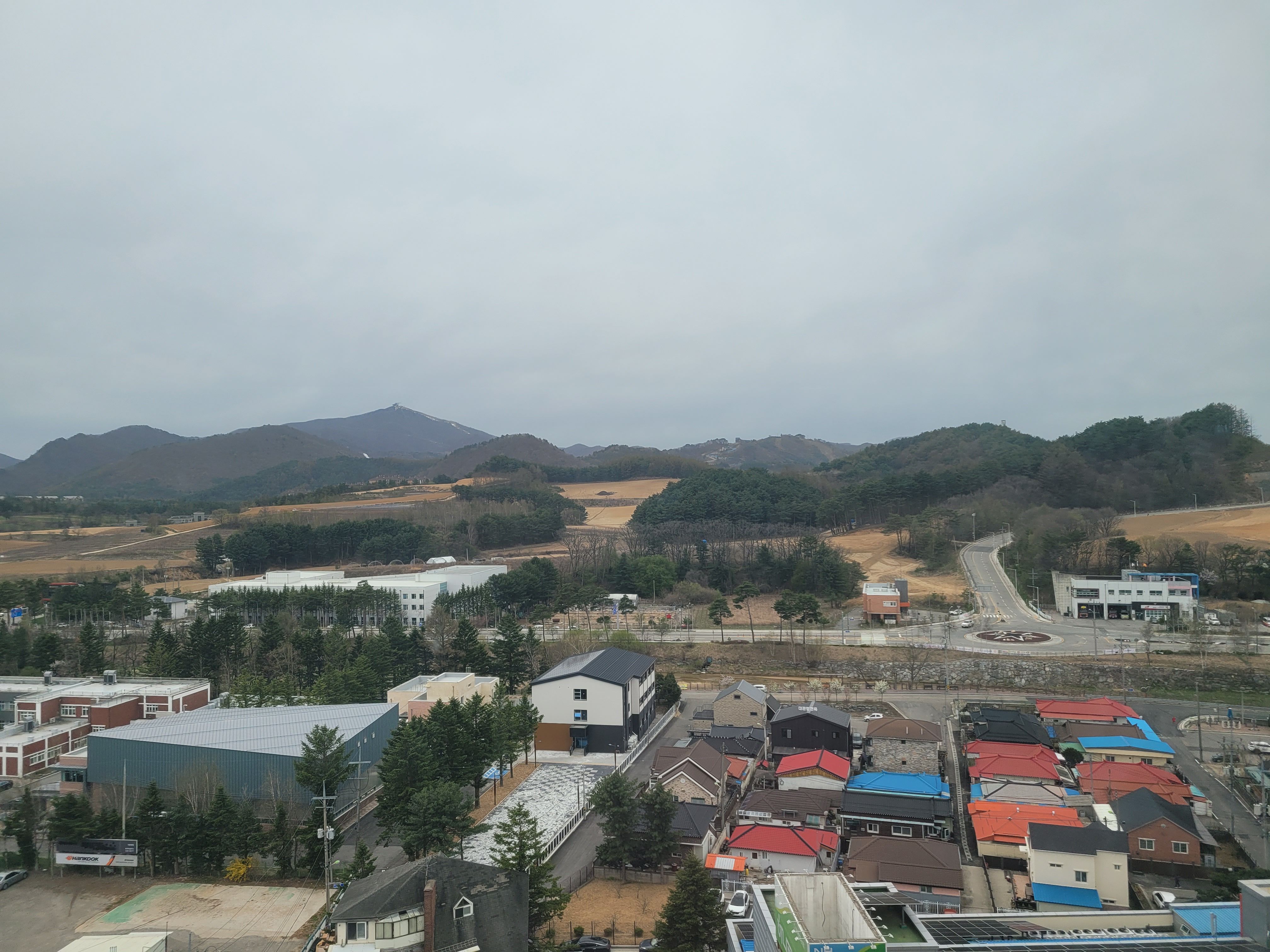 거실에서바라본대관령전경 .멀리 발왕산정상이 보입니다.