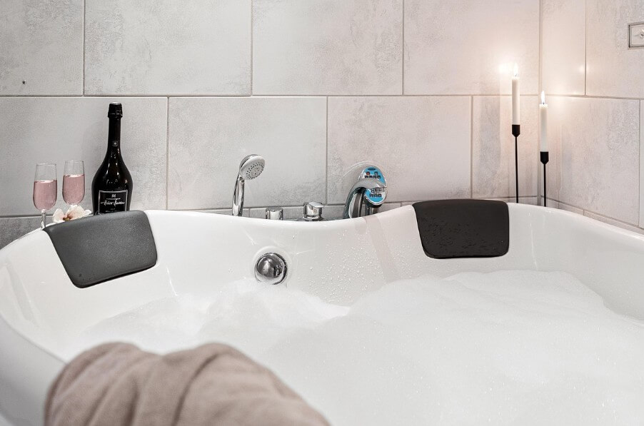 호텔에서 목욕을 하기 위해 물을 받아 놓은 모습