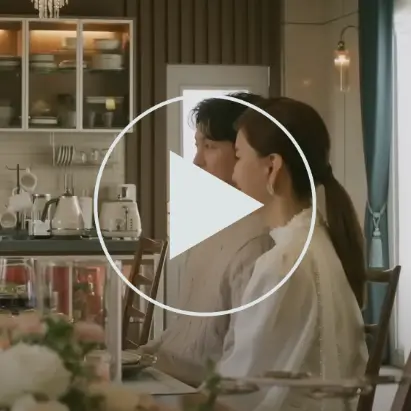 친구들과 식사하는 유정과 제혁