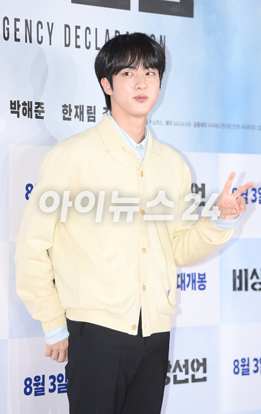 방탄소년단 진이 25일 오후 서울 삼성동 메가박스 코엑스에서 열린 영화 '비상선언'(감독 한재림) VIP 시사회에 참석해 포토타임을 갖고 있다. [사진=정소희 기자]