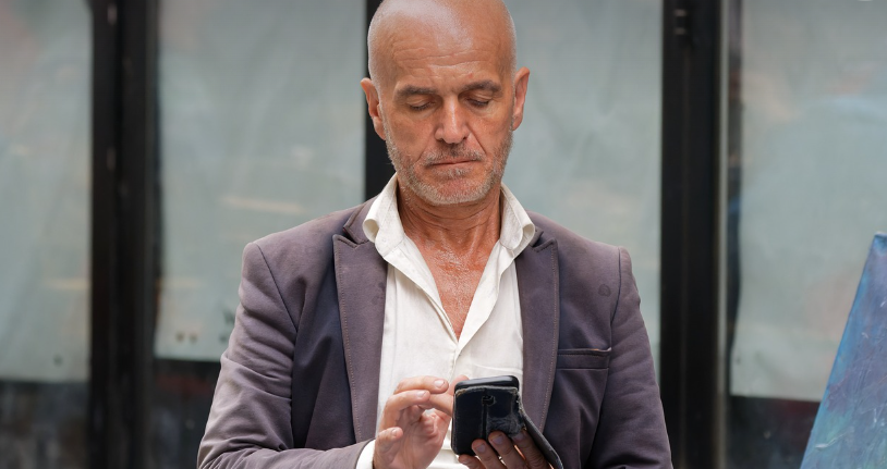 일을 하듯 휴대폰을 보고 있는 할아버지