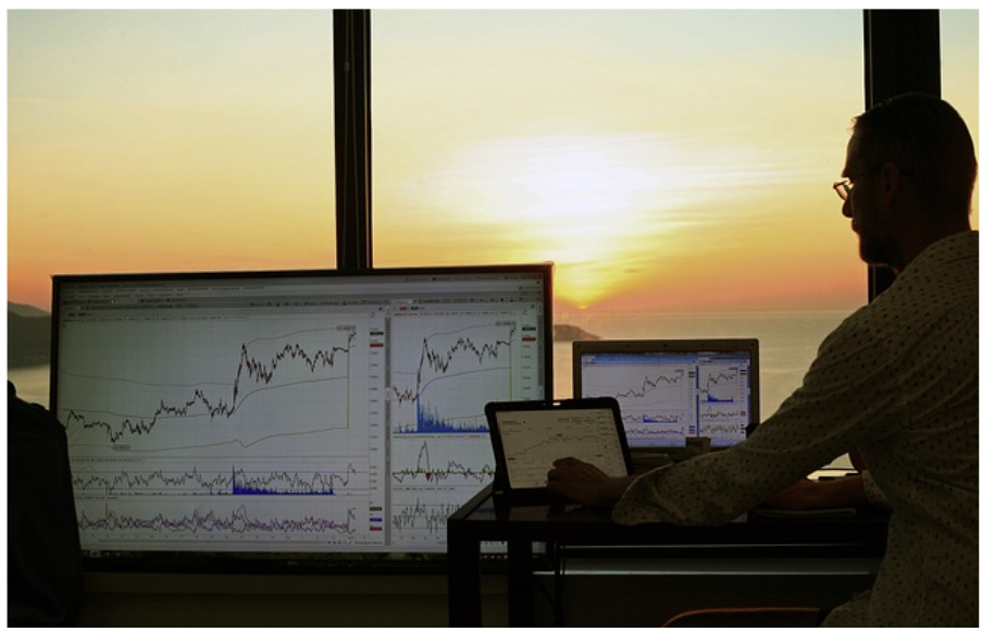 투자 심층 분석: 거시경제 이해부터 전략 백테스트까지