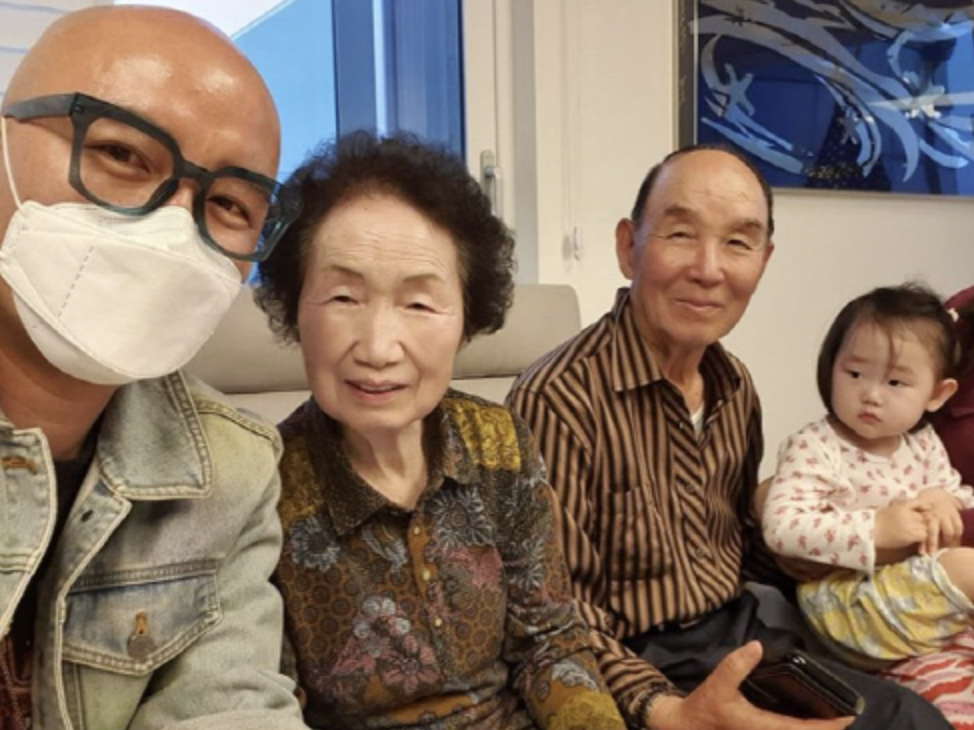 부모님과 함께 한 홍석척