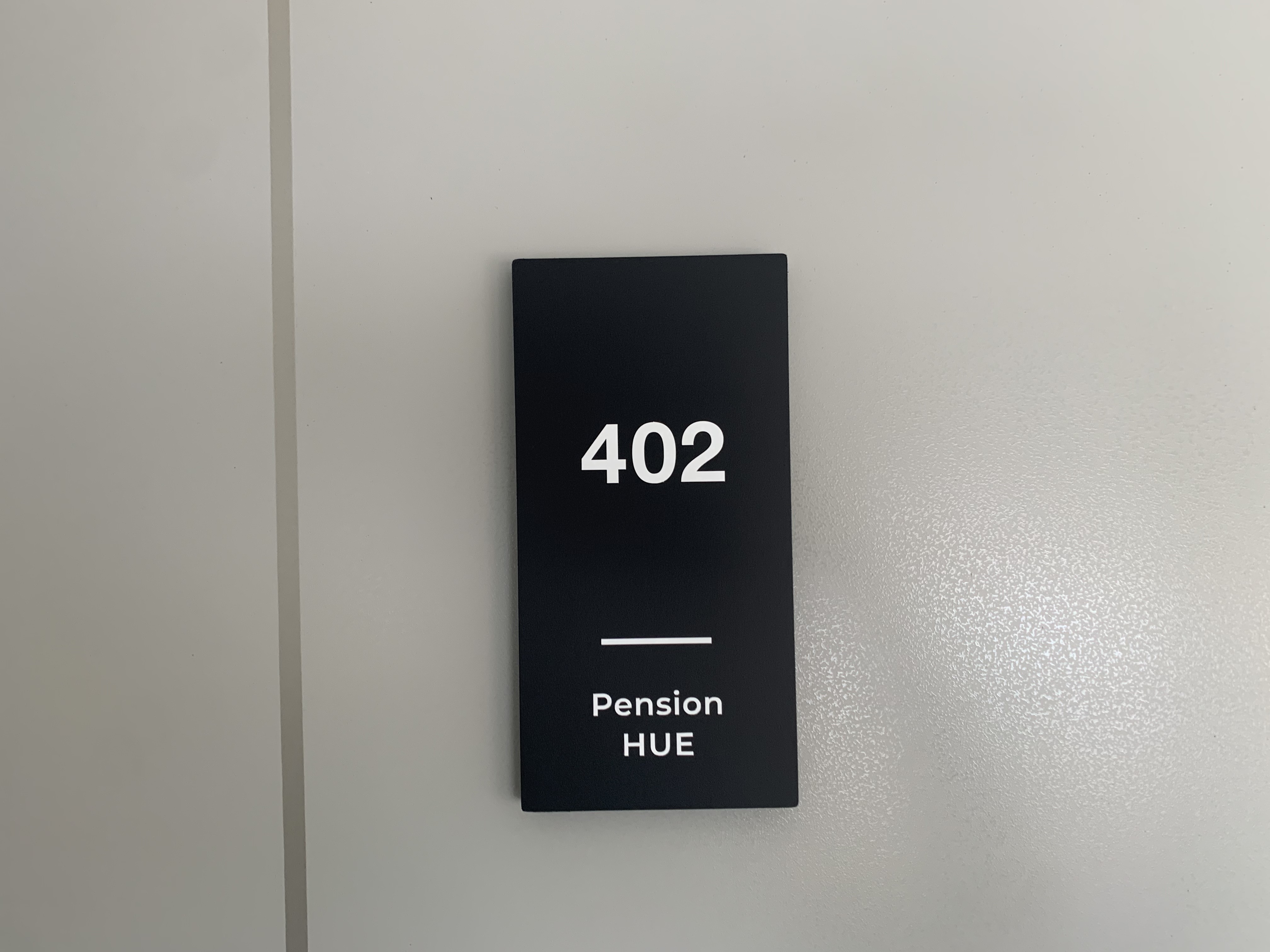 402호