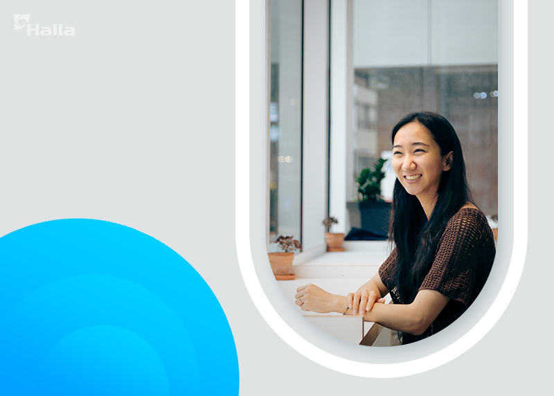 환하게 웃고 있는 장한나 작가