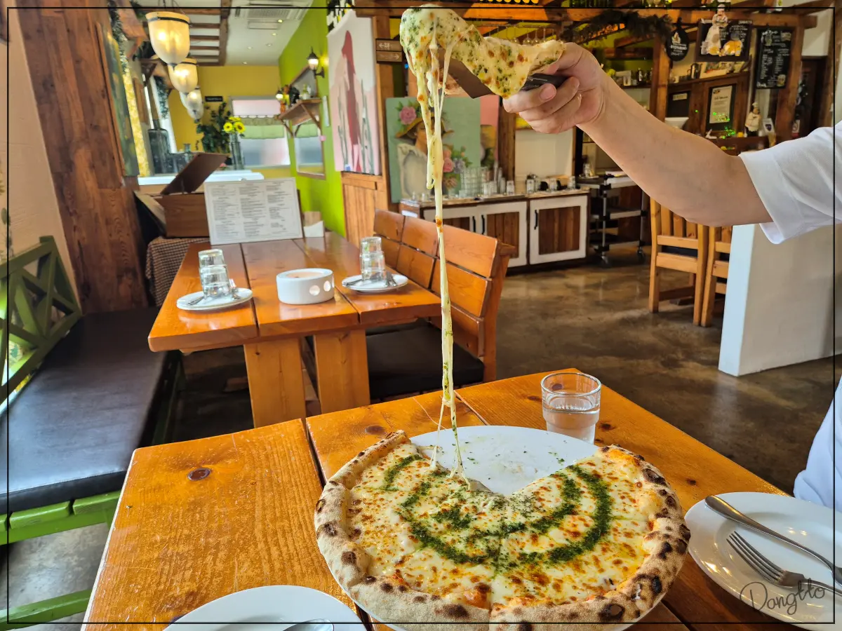 가족과-주말-나들이-가기-좋은-경기도-근교-맛집-로즈마리노-화덕피자-치즈-늘어나는-모습