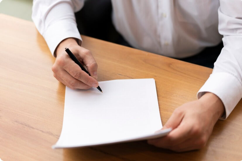 서류 심사를 진행하고 있는 모습