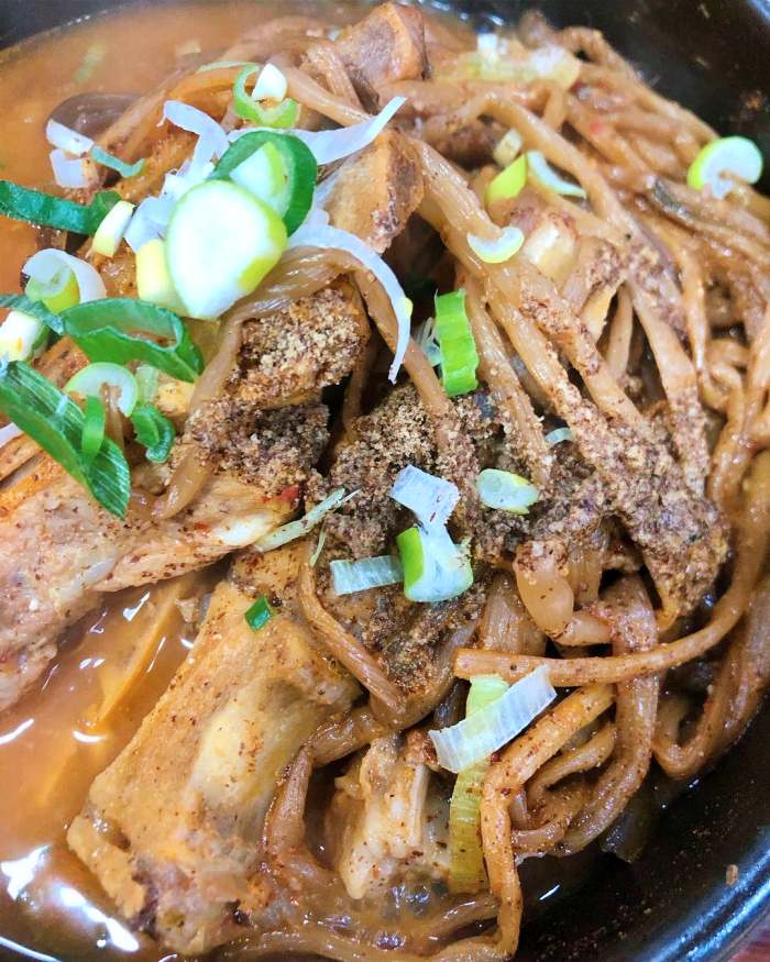 감자탕을 덮은 산더미 고구마순 고구마순 감자탕 광주 맛집 추천 생방송투데이 먹킷리스트