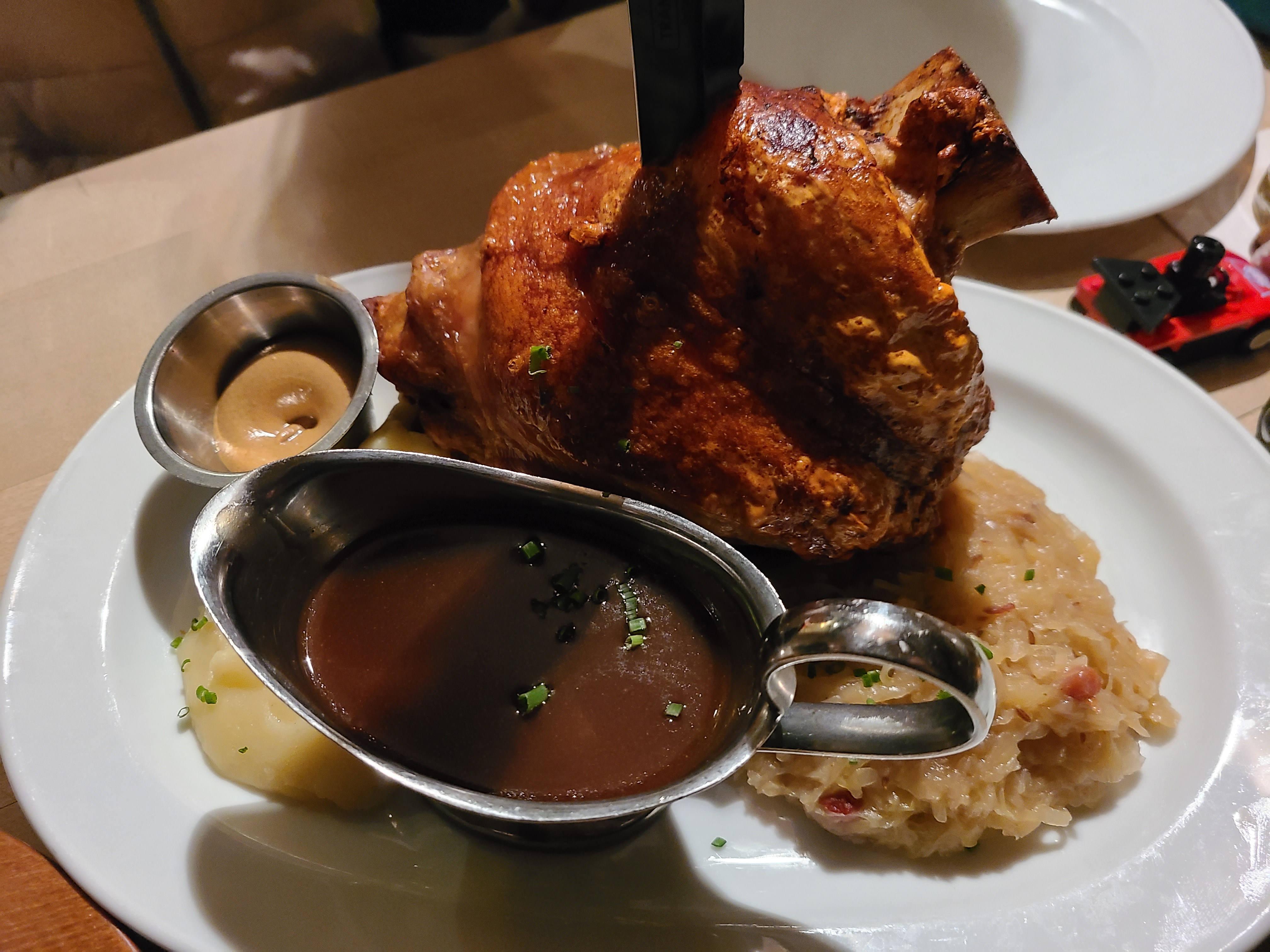 Gilden im Zims 학센 요리가 담긴 접시