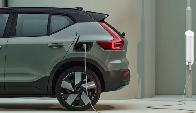 볼보-전기-자동차가-충전되고-있습니다.