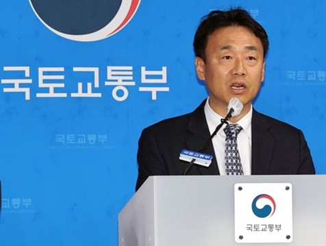 국토교통부 이상주국토도시실장이 1기신도시재건축선도지구 발표하고 있는 모습