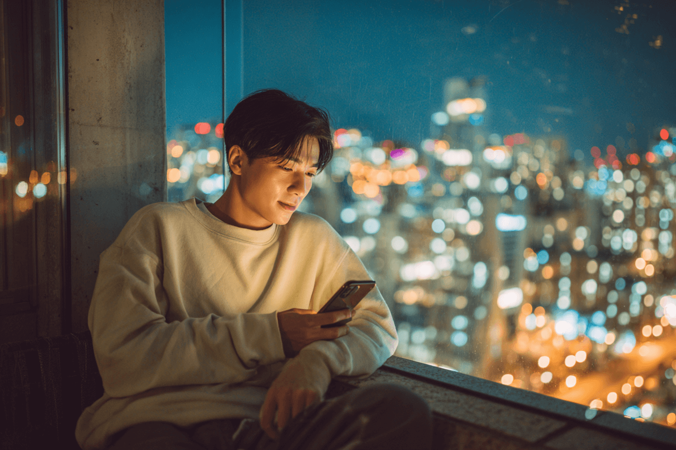 티빙을-시청중인-남성