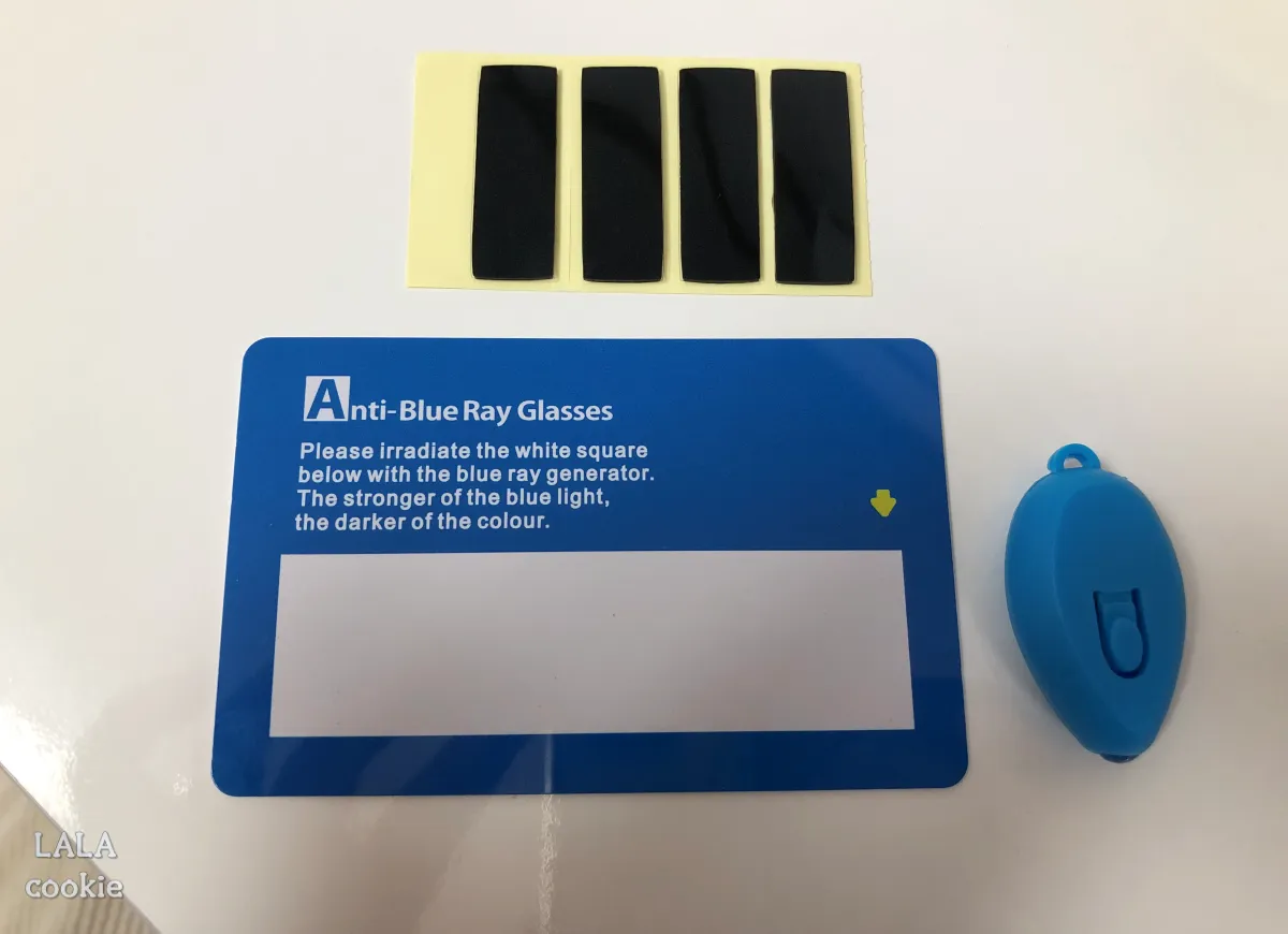 블루라이트-차단-모니터-필름-추천-후기-구성품-소개-책상에-올려두고-찍은-모습