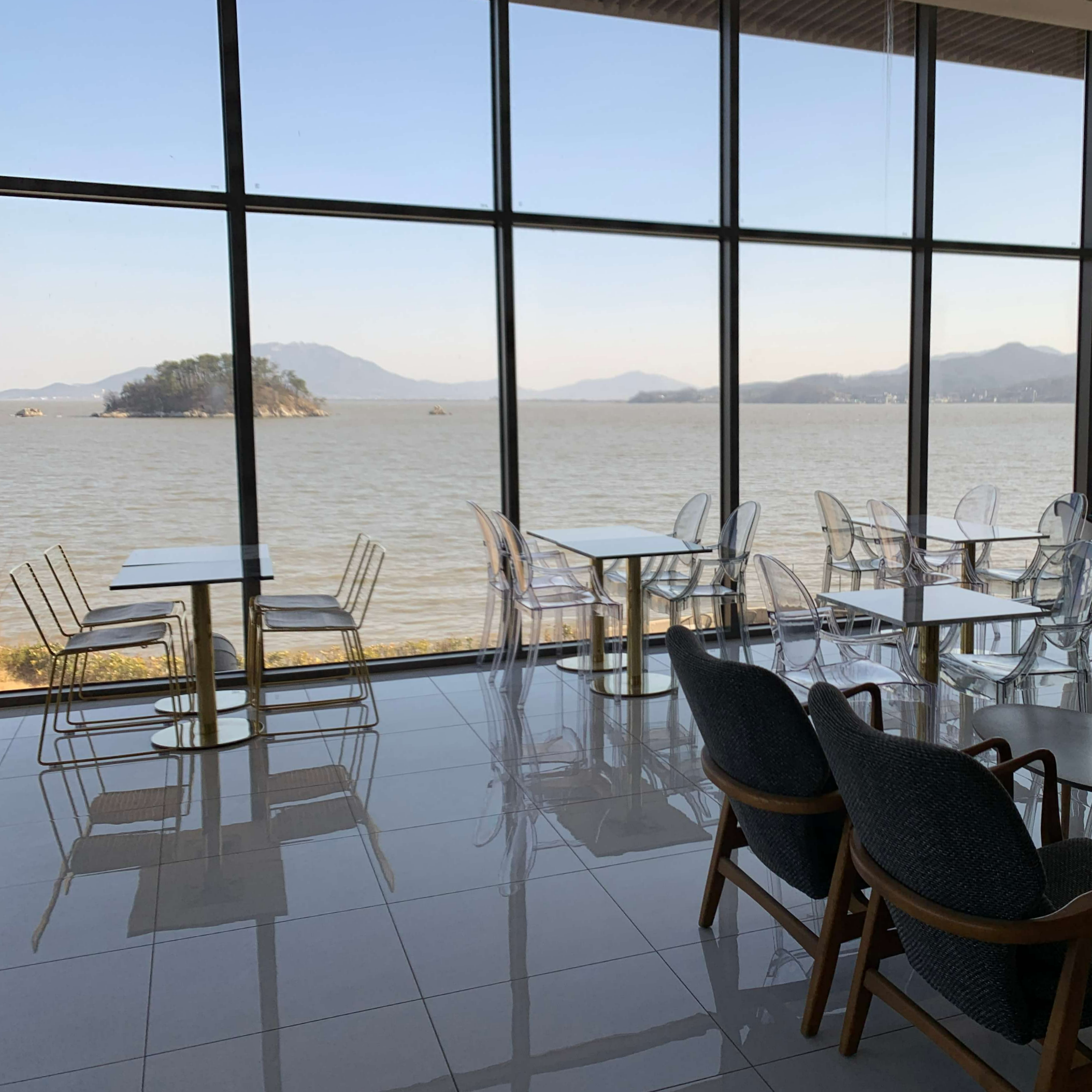 테이블에서 보는 카페 뷰