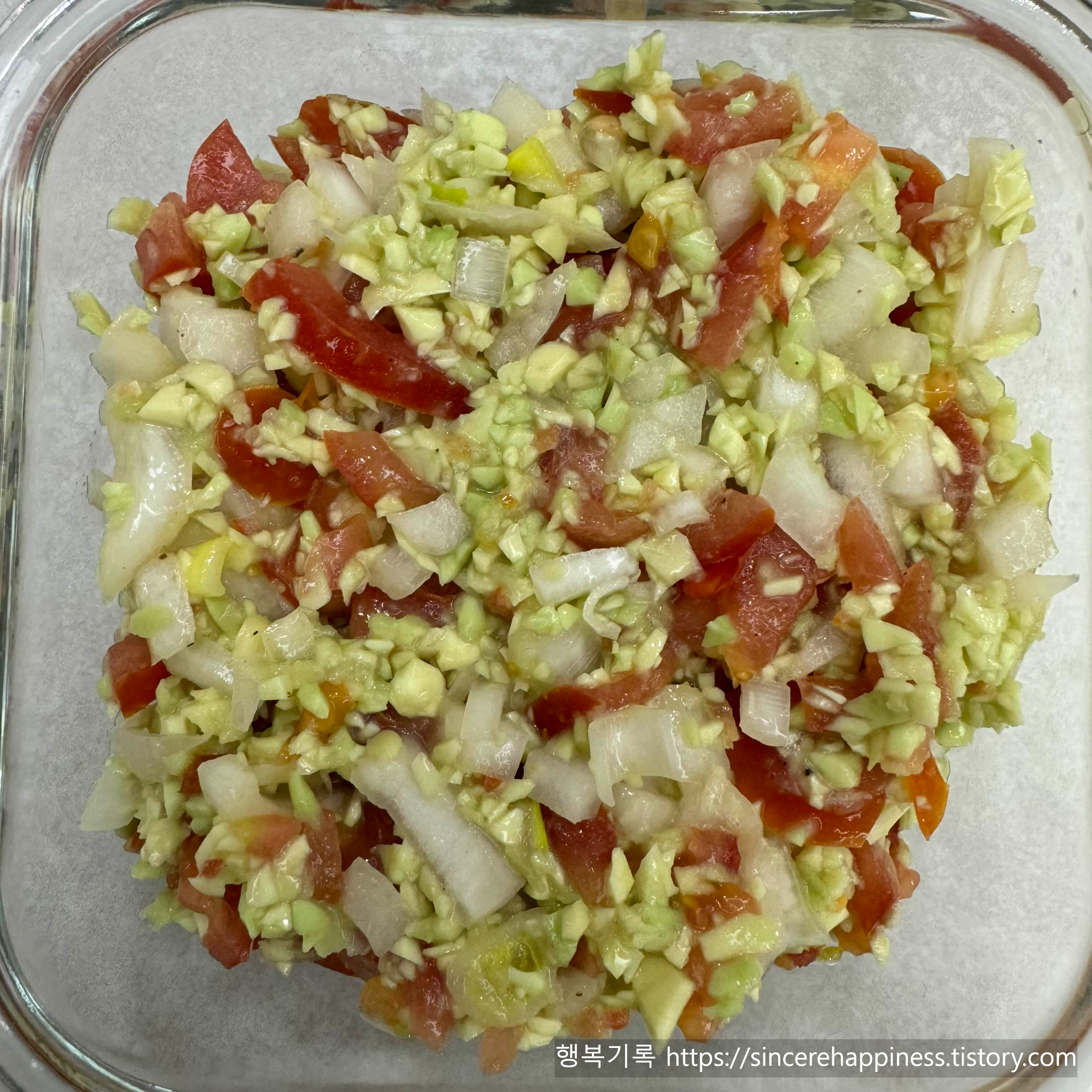 으깬 아보카도에 다진 야채와 레몬즙을 넣고 골고루 섞어 완성한 꾸덕한 과카몰리 소스