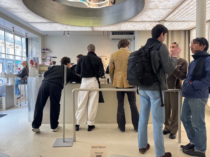 주문 줄을 위한 공간을 더 쓰고 테이블이 많지 않은 편이다.