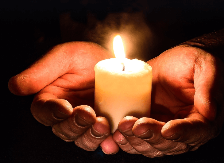 희망은 어둠을 밝히는 등불이다.