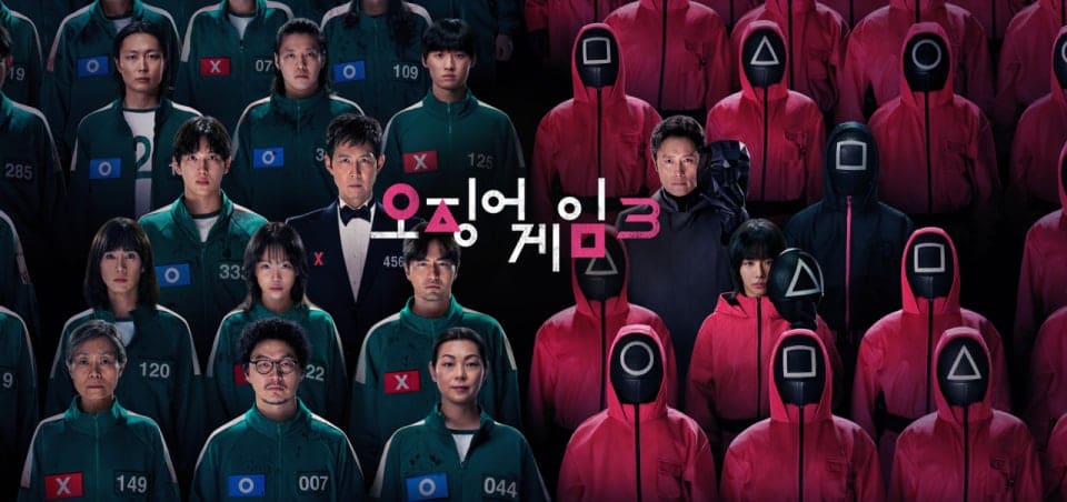 오징어 게임 시즌 3 스페셜 포스터 녹색 트레이닝 복을 입은 참가자들과 분홍색 전신 슈트를 입은 진행자들이 좌우로 나위어 서있다