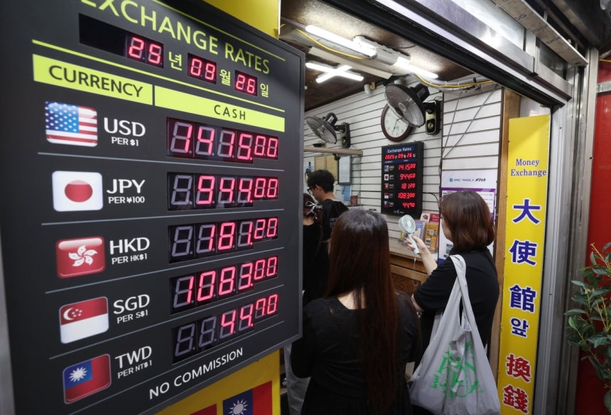 원·달러 환율이 넉 달 만에 장 중 1410원대까지 올라선 9월 26일 서울 명동 시내 환전소에 환율이 표시돼 있다.