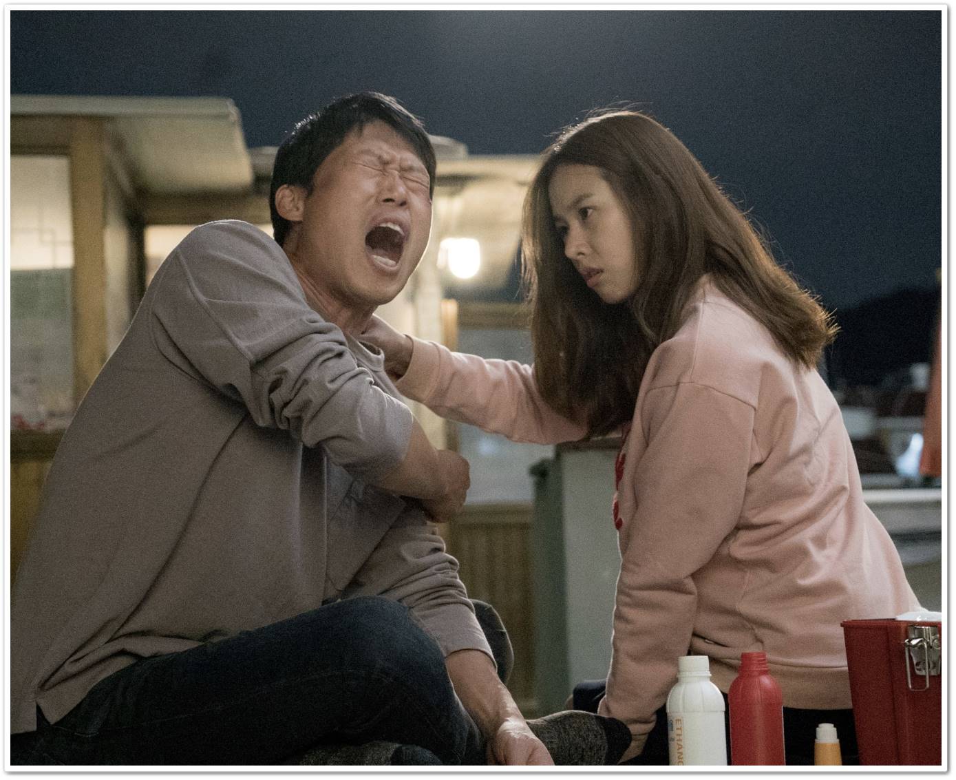 다친 형욱을 치료해주는 리나의 모습