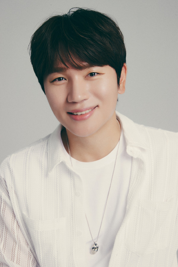 케이윌이 새 미니앨범 '올 더 웨이'(All The Way) 발매 기념 인터뷰를 앞두고 사진촬영을 하고 있다. [사진=스타쉽엔터테인먼트]
