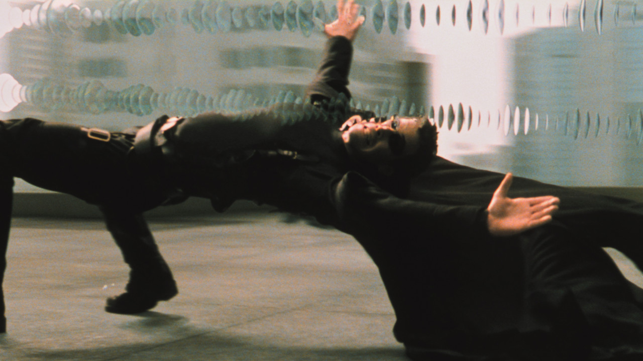 영화-매트릭스-스틸컷-총알을-피하는-남자