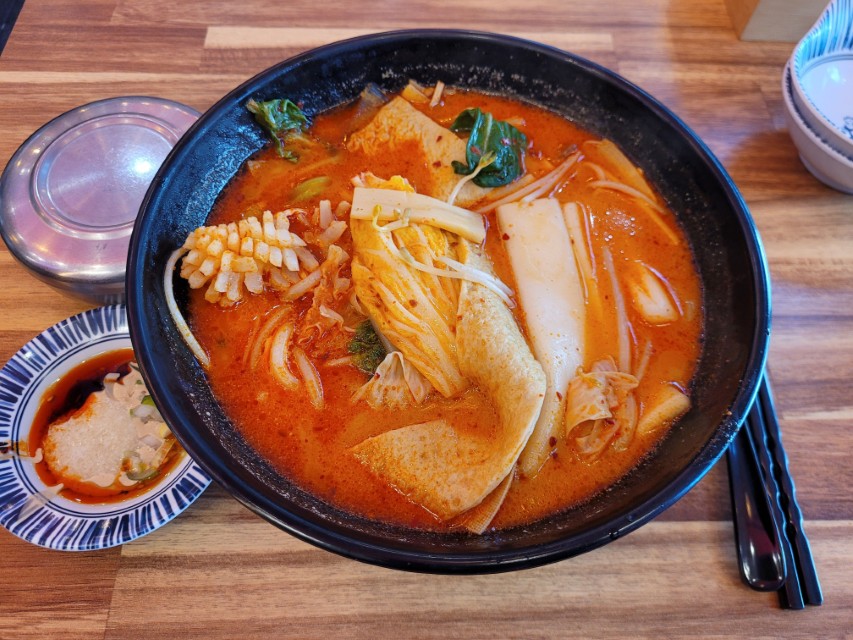 마라공방 마라탕 완성 국물과 다양한 재료 구성