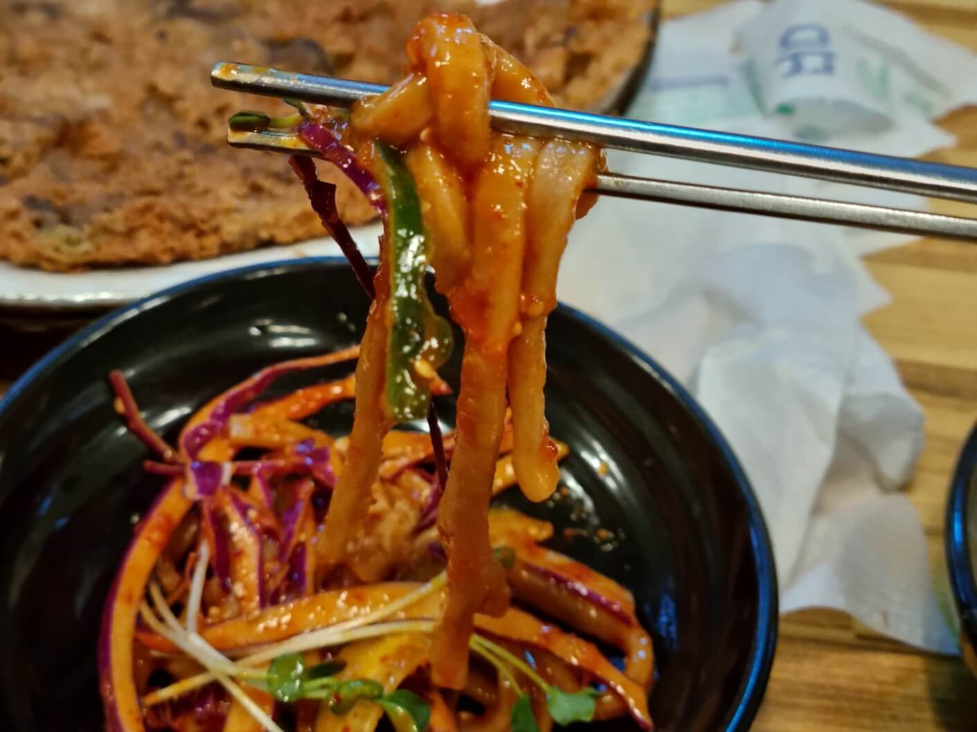 도토리-쟁반국수-먹는모습