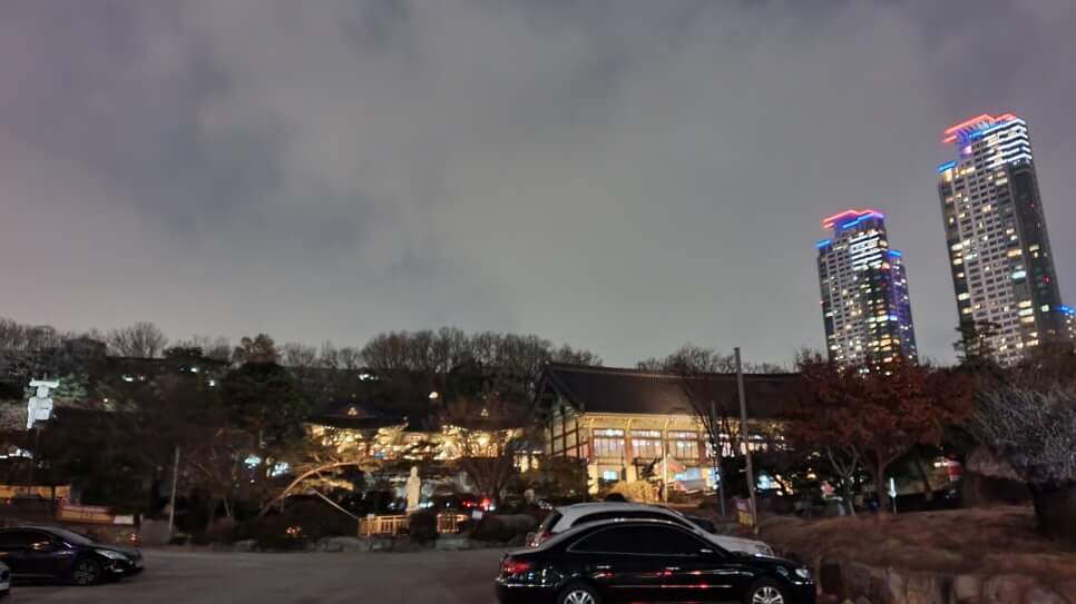 서울 봉은사 : 강남의 빌딩 숲속에 피어난 천년의 향기와 미륵의 자비 화려한 마천루와 코엑스의 현대적인 풍경 속에 사찰