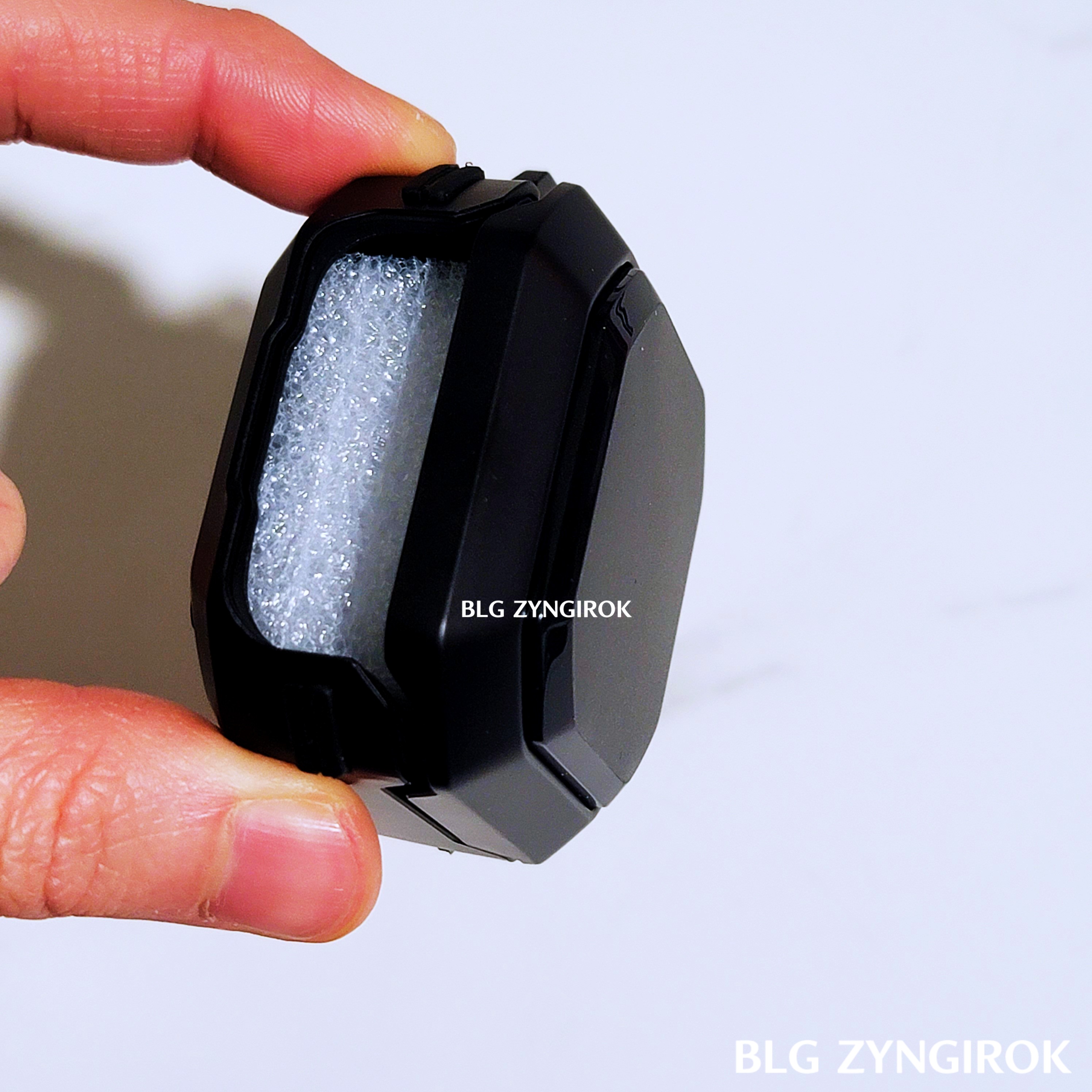 다올-풀커버-케이스를-들고있는-모습이다.-뚜껑이-떨어지지-않는다.