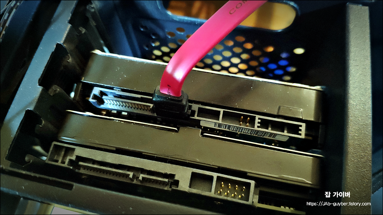 컴퓨터 본체 하드디스크 SATA3 및 전원케이블 연결