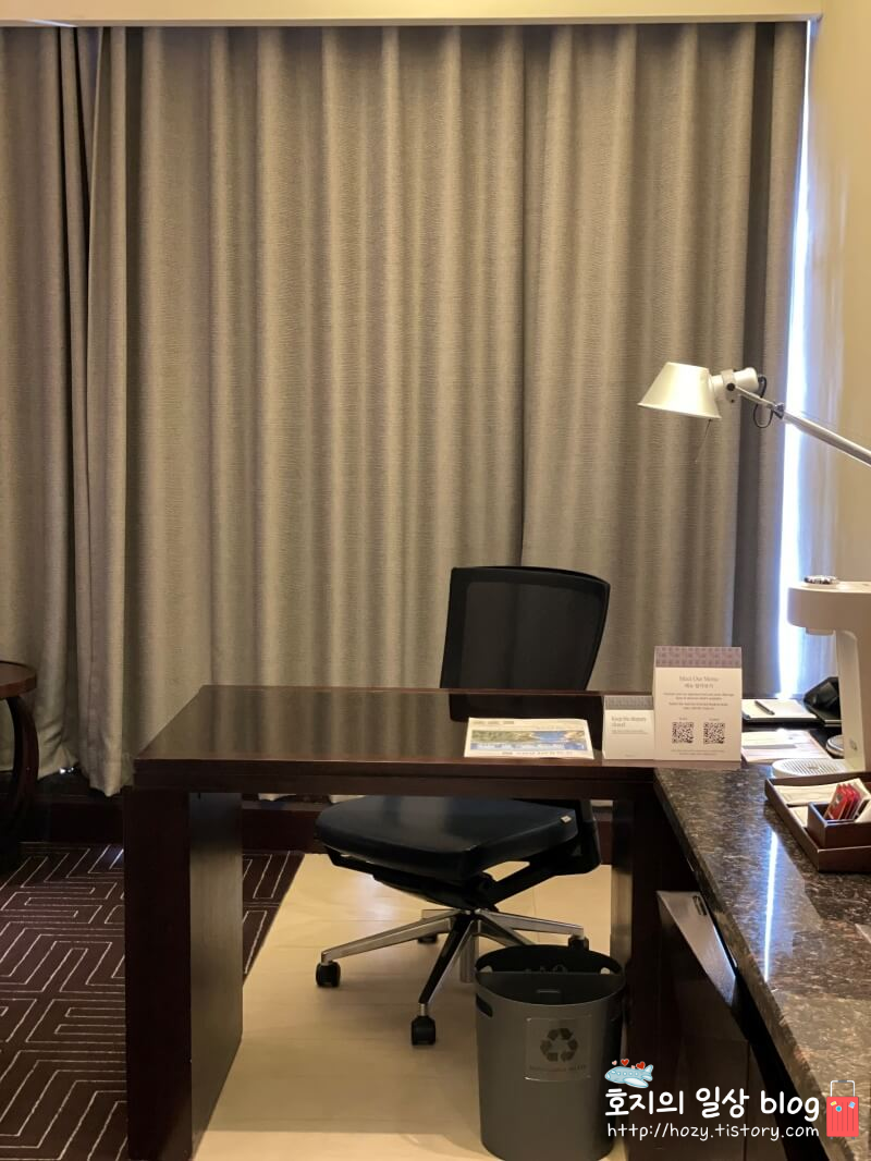 송도 쉐라톤 디럭스룸 책상