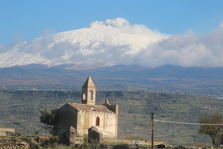 눈에 쌓인 에트나 산의 풍경
